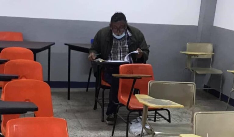 Anziano realizza il suo sogno e si iscrive all’università, la prima foto in classe fa il giro del mondo Anziano realizza il suo sogno e si iscrive all’università, la prima foto in classe fa il giro del mondo