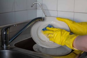 6 errori che facciamo quando laviamo i piatti a mano