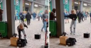 L’artista di strada ha smesso di cantare per dare ad un senzatetto i suoi soldi e il karma  l’ha ricompensata