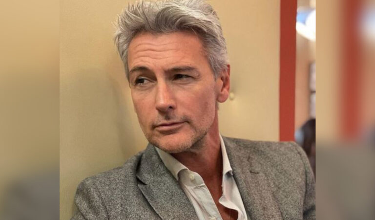 Roberto Farnesi : è nata la figlia dell’attore e della sua compagna, più piccola di lui di ben 25 anni Roberto Farnesi : è nata la figlia dell’attore e della sua compagna, più piccola di lui di ben 25 anni