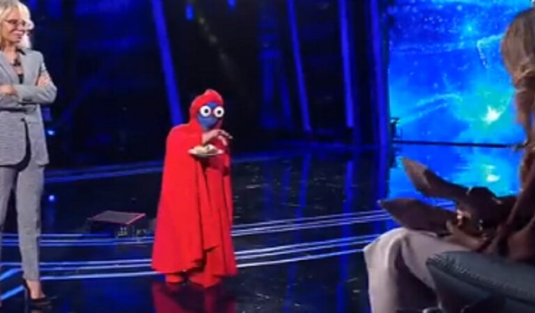 E’ stato uno dei protagonisti di “Tu si que vales”, chi è giovannino il piccoletto che disturbava la Ferilli E’ stato uno dei protagonisti di “Tu si que vales”, chi è giovannino il piccoletto che disturbava la Ferilli