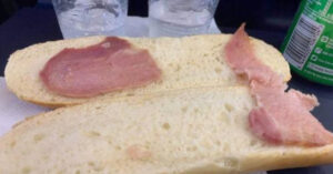 Il passeggero paga quasi 6 euro per quello che considera il “panino più triste del mondo”