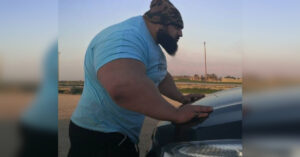 L'”Hulk iraniano” imita alcune pose del noto supereroe e sorprende per i suoi muscoli giganteschi