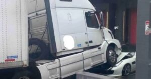 Un camionista licenziato fa saltare in aria la Ferrari del suo capo con un camion aziendale