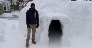 L’uomo dell’Ohio costruisce igloo multi-stanza che tutta la sua famiglia si può godere. Al suo interno anche la tv