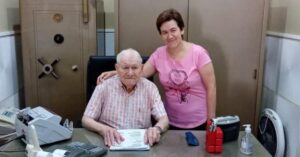 Commerciante lascia la sua azienda di oltre 60 anni al suo fidato dipendente