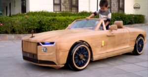 Il padre costruisce per suo figlio una Rolls-Royce in miniatura, tutta in legno e perfettamente funzionante