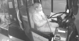 Il video di sorveglianza dell’autobus fa riflettere le persone in tutto il mondo