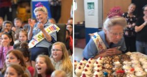 La scuola fa la sorpresa di compleanno per la custode di 77 anni che non ha mai potuto festeggiare