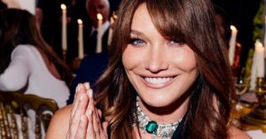 Aurèlien, il figlio di Carla Bruni in passerella con un abito che ha impressionato la madre.