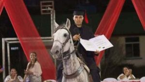 Il giovane va alla sua laurea in sella al cavallo che lo portava a scuola tutti i giorni