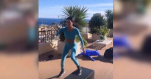 Sapete quanto costa la rana blu sul terrazzo di Elisabetta Gregoraci? E’ un oggetto in edizione limitata