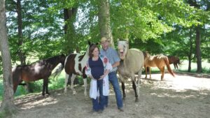 Erano in posa per un servizio fotografico, ma il cavallo gli ha rubato la scena con la sua improvvisa risata