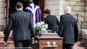 Vuole solamente 15 persone al suo funerale, solo chi si è preoccupato per lei anche in vita