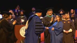 Potere della resilienza: una studentessa ottiene il suo diploma universitario durante il travaglio (VIDEO)