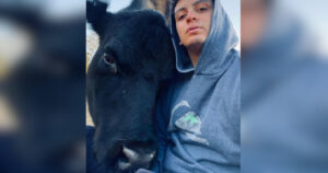 Giovane ha salvato la vita ad una mucca e l’ha adottata: sui social sono famosi per i video insieme
