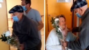 Il marito di 102 anni porta dei fiori alla moglie in ospedale in un video commovente