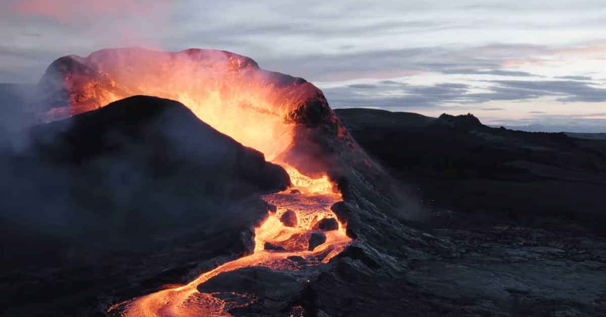 Un drone registra l'eruzione di un vulcano finché i getti di lava non