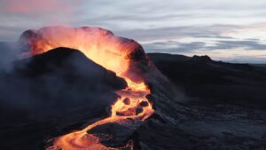 Un drone registra l’eruzione di un vulcano finché i getti di lava non lo divorano (Video)