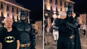 L’uomo affetto dalla sindrome di Down incontra il suo eroe Batman, vivendo un’esperienza indimenticabile: “L’ha reso molto felice”