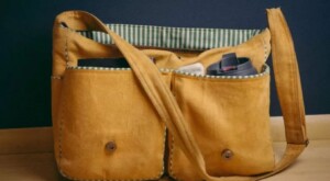 Una donna era sul punto di gettare una vecchia borsa, quando ha cominciato a muoversi