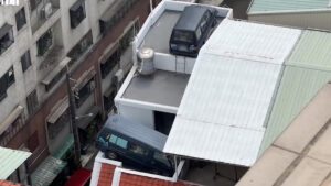 Genio parcheggia due veicoli sul tetto del suo palazzo per evitare multe; Come ha fatto?