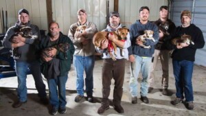 Stavano festeggiando un addio al celibato e si sono ritrovati a salvare un cane con 7 cuccioli