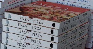 Avete notato che il cartone della pizza ha due buchi? Forse non tutti sanno a cosa servono