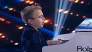 Giovane talento cieco di 7 anni esegue “Bohemian Rhapsody” al pianoforte ad American Idol. (VIDEO)