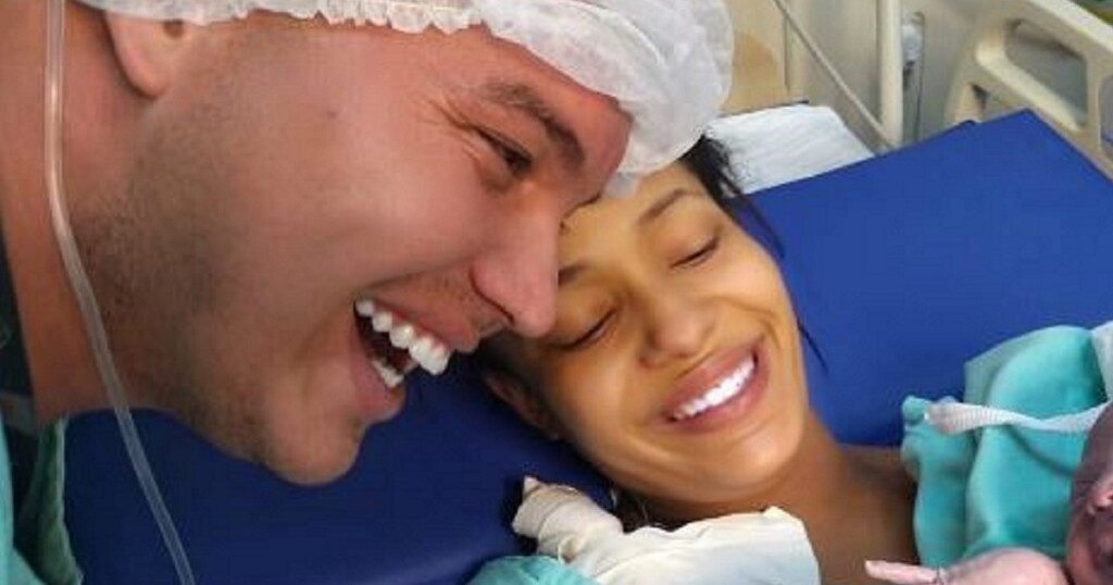 Il sorriso disarmante della neonata sorprende il neo papà. Una foto ha catturato l’istante