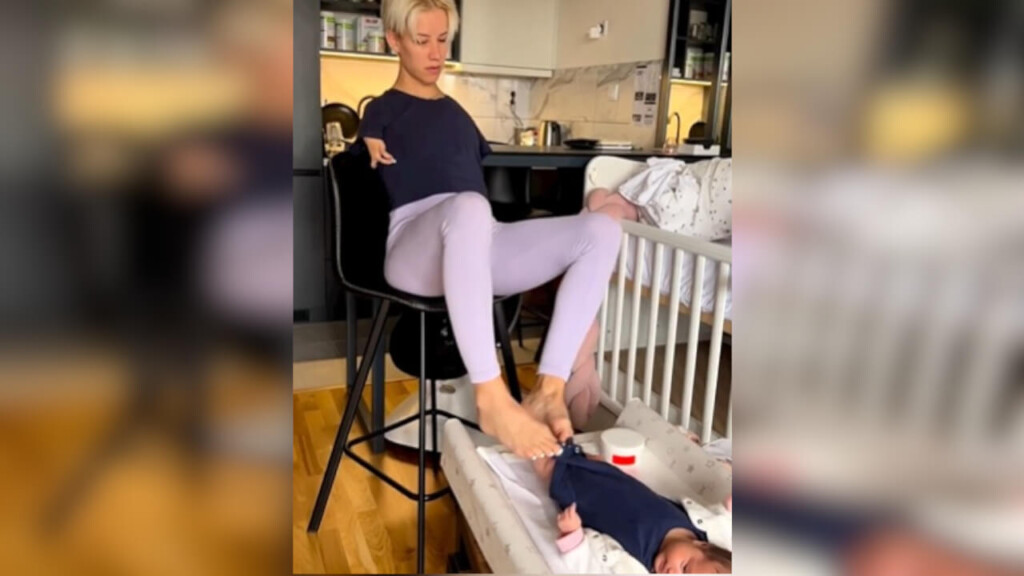 Mamma senza braccia mostra come cambia i vestiti alla figlia di pochi mesi: i video sui social