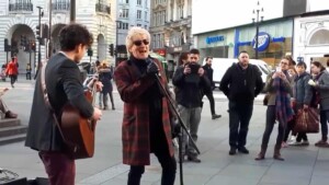 Mentre un artista di strada cantava Rod Stewart, alzando lo sguardo ha avuto una sorpresa incredibile!