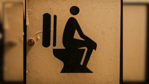 La scienza dice che gli uomini dovrebbero urinare seduti: un consiglio con delle ragioni ben precise