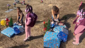 Porta i figli a scartare i regali di Natale al cimitero: quando l’amore supera l’assenza. Il video toccante