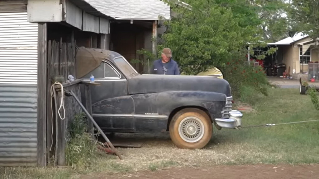 Come regalo di compleanno per il padre di 102, il figlio ripara la sua vecchia Cadillac del '46