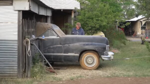 Un uomo aggiusta la Cadillac del 1946 di suo padre, 102 anni, senza dirglielo e lo porta a fare un giro
