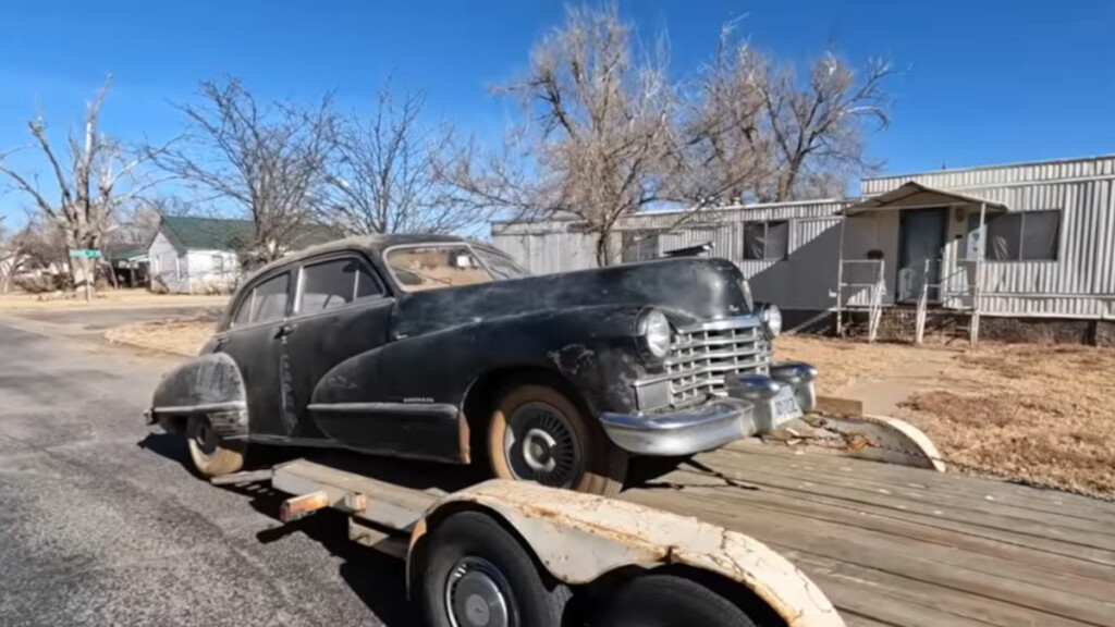 Il figlio ripara la Cadillac del padre centenario come regalo di compleanno.