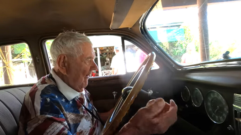 Il figlio ripara la Cadillac del padre centenario come regalo di compleanno.