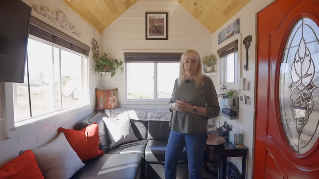 Una donna mostra come riesce a vivere tranquillamente in una piccola casa