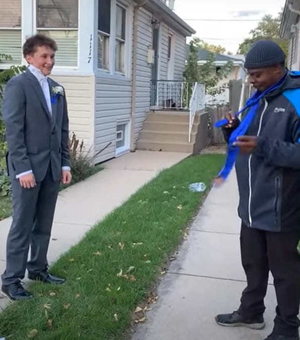 corriere Amazon aiuta un adolescente a indossare la cravatta