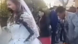 Ex fidanzata interrompe inaspettatamente il giorno delle nozze, lanciando escrementi sugli sposi
