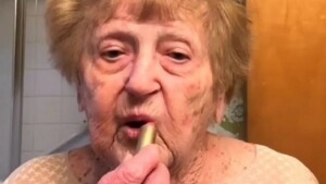 Nonna di 92 anni ha conquistato TikTok preparandosi per la sua prima uscita romantica dopo 25 anni