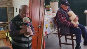 La tenera reazione di un nonno di 96 anni quando vede il regalo della nipote: un cane