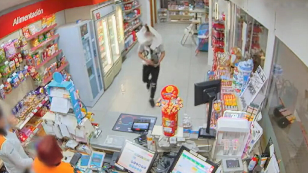 un uomo con una scatola di cartone sulla testa rapina un negozio