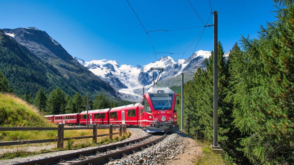 La bellezza mozzafiato della Svizzera offerta dai suoi treni panoramici