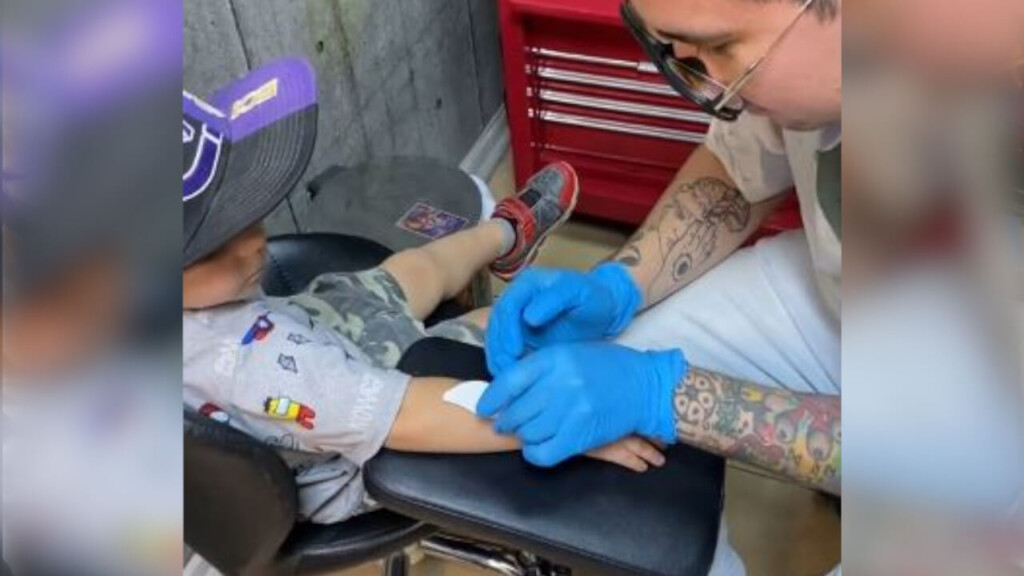 Un tatuatore ha realizzato un lavoro speciale per un bambino: “Il cliente più giovane che abbia mai avuto”