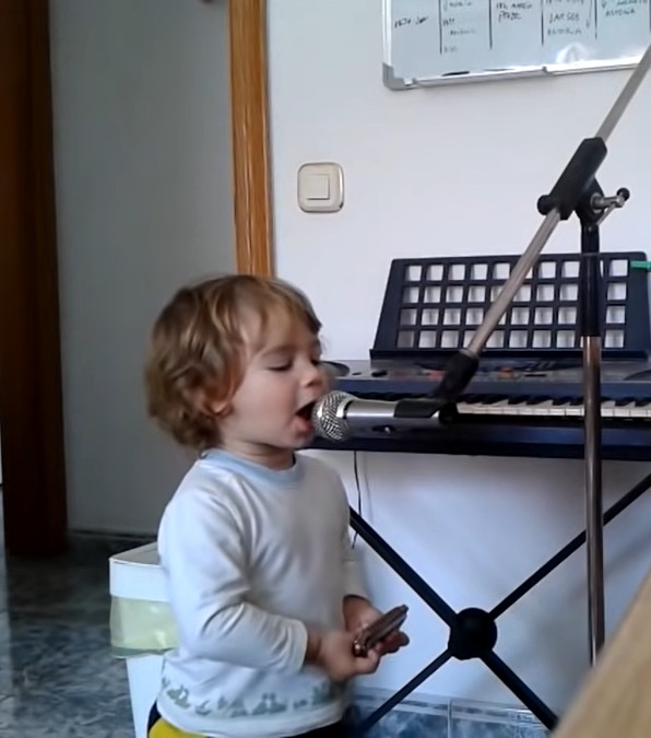 Un bimbo di due anni canta il blues con il padre