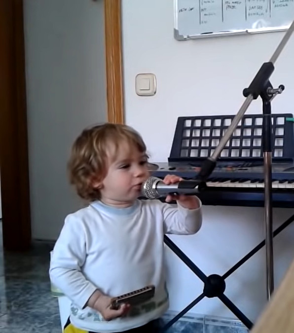 Un bimbo di due anni canta il blues con il padre
