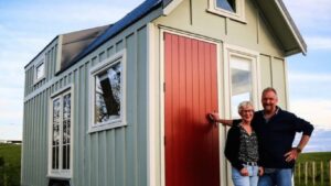 Una coppia di pensionati ha deciso di vivere in una piccola casa su ruote ma arredata con stile (Video)