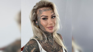 Becky Holt “La donna più tatuata della Gran Bretagna” ha mostrato il suo aspetto senza tatuaggi